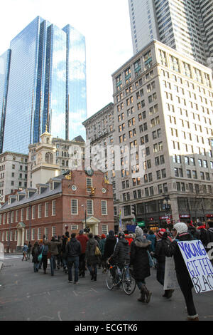 Boston, Massachusetts, USA. 13. Dezember 2014. Demonstranten marschieren durch die Straßen, während die Millionen März Kundgebung in Boston, Massachusetts, USA.  Der Protest, wie in anderen Städten in den Vereinigten Staaten an diesem Tag ist in Reaktion auf den letzten Grand Jury-Urteile nicht anklagend die Polizisten, die unbewaffnete schwarze Männer Michael Brown und Eric Garner getötet, und die langjährigen Probleme des Rassismus und Polizei Brutalität. Bildnachweis: Susan Pease/Alamy Live-Nachrichten Stockfoto