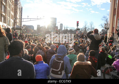 Boston, Massachusetts, USA. 13. Dezember 2014. Millionen-Rallye März in Boston, Massachusetts, USA.  Der Protest, wie in anderen Städten in den Vereinigten Staaten an diesem Tag ist in Reaktion auf den letzten Grand Jury-Urteile nicht anklagend die Polizisten, die unbewaffnete schwarze Männer Michael Brown und Eric Garner getötet, und die langjährigen Probleme des Rassismus und Polizei Brutalität. Bildnachweis: Susan Pease/Alamy Live-Nachrichten Stockfoto