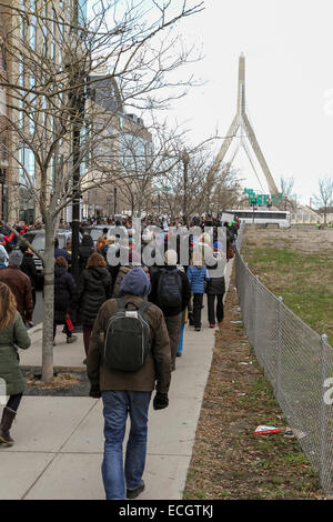 Boston, Massachusetts, USA. 13. Dezember 2014. Leonard P. Zakim Bunker Hill Memorial Bridge ist in der Ferne gesehen, während die Millionen März Kundgebung in Boston, Massachusetts, USA.  Der Protest, wie in anderen Städten in den Vereinigten Staaten an diesem Tag ist in Reaktion auf den letzten Grand Jury-Urteile nicht anklagend die Polizisten, die unbewaffnete schwarze Männer Michael Brown und Eric Garner getötet, und die langjährigen Probleme des Rassismus und Polizei Brutalität. Bildnachweis: Susan Pease/Alamy Live-Nachrichten Stockfoto