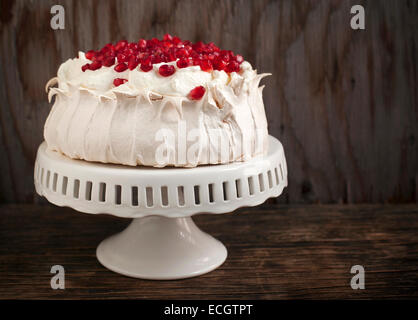 Pavlova Kuchen mit Granatapfel. Baiser Torte mit Granatapfel Stockfoto