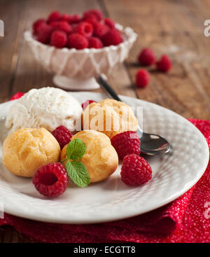 Dessert mit Vanilleeis und Blätterteig gefüllt mit Sahne Stockfoto