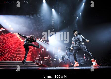 Tampa, Florida, USA. 14. Dezember 2014. Usher führt am 14. Dezember 2014 in Amalie Arena in Tampa, Florida-Credit: Brad Moore/ZUMA Wire/ZUMAPRESS.com/Alamy Live News Stockfoto