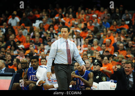 Syracuse, NY, USA. 14. Dezember 2014. 14. Dezember 2014: Louisianna Tech Trainer Michael White schaut zu, wie die Syracuse Orange die Louisiana Tech Bulldogs 71-69 im Carrier Dome in Syracuse, NY besiegte. © Csm/Alamy Live-Nachrichten Stockfoto