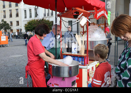 Berlin-Zuckerwatte Straße Verkäufer Europa Deutschland Stockfoto