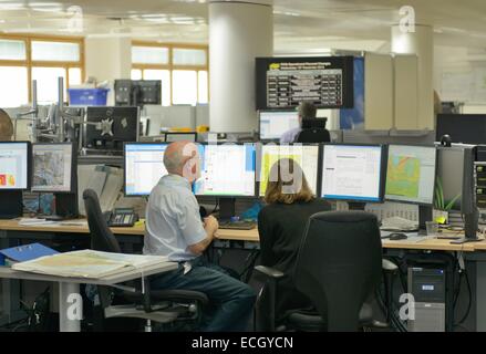 UK Met Office - Mitarbeiter im allgemeinen Wetter Forcasting Opperations Zentrum Stockfoto