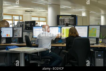 UK Met Office - Mitarbeiter in der allgemeinen Wettervorhersagen Einsatzzentrale Stockfoto
