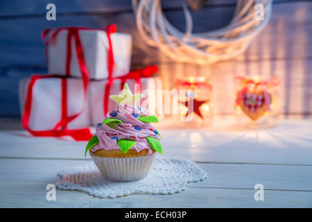 Kleine Muffins in der Form des Weihnachtsbaumes Stockfoto