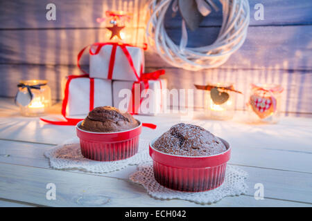 Zwei braune Muffins für Weihnachten Stockfoto