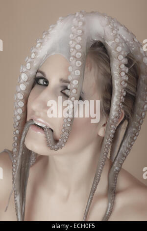 junge Frau mit Oktopus auf Kopf Stockfoto