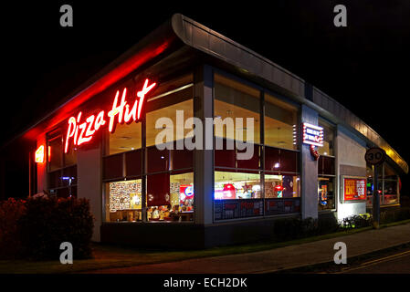 Pizza Hut Restaurant in der Nacht Stockfoto