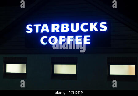 Starbucks Coffee-Shop-Zeichen in der Nacht Stockfoto