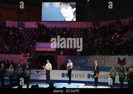 Barcelona, Spanien. 13. Dezember 2014. Javier Fernandez (ESP), Yuzuru Hanyu (JPN), Sergei Voronov (RUS) Eiskunstlauf: Goldmedaillengewinner Yuzuru Hanyu von Japan (C), Silbermedaillengewinner Javier Fernandez (L) von Spanien und Bronzemedaillengewinner Sergei Voronov Russlands posieren mit ihren Medaillen bei der ISU Grand Prix der Eiskunstlauf Finale 2014 Herren Preisverleihung im Barcelona International Convention Centre in Barcelona, Spanien. © Mutsu Kawamori/AFLO/Alamy Live-Nachrichten Stockfoto