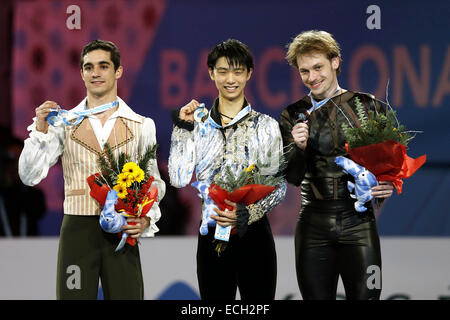 Barcelona, Spanien. 13. Dezember 2014. Javier Fernandez (ESP), Yuzuru Hanyu (JPN), Sergei Voronov (RUS) Eiskunstlauf: Goldmedaillengewinner Yuzuru Hanyu von Japan (C), Silbermedaillengewinner Javier Fernandez (L) von Spanien und Bronzemedaillengewinner Sergei Voronov Russlands posieren mit ihren Medaillen bei der ISU Grand Prix der Eiskunstlauf Finale 2014 Herren Preisverleihung im Barcelona International Convention Centre in Barcelona, Spanien. © Mutsu Kawamori/AFLO/Alamy Live-Nachrichten Stockfoto
