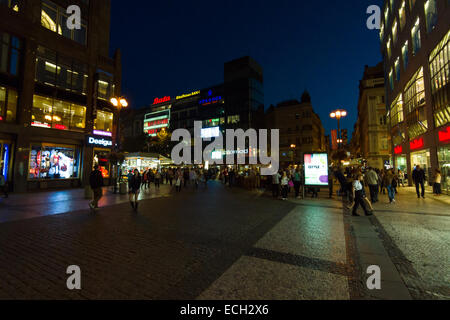 Prag, Tschechische Republik - 4. September 2014: Wenzelsplatz, einer der größten städtischen Plätze der Welt. Stockfoto