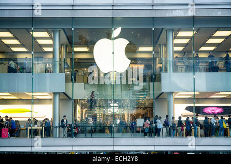 Hong Kong, Hong Kong SAR-08. November 2014:A beschäftigt Apple Store in Hong Kong befindet sich im Einkaufszentrum IFC, Hong Kong. Stockfoto