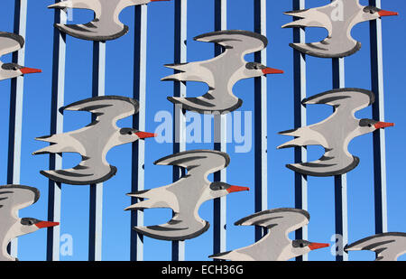 Teil des Kunstwerks für das Projekt Tern auf Morecambe Promenade zeigen Vögel im Flug am Geländer. Stockfoto