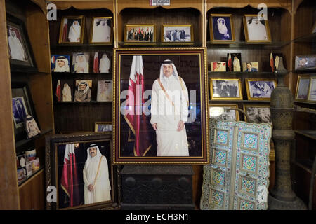 Porträt von Sheikh Tamim bin Hamad bin Khalifa Al Thani der Emir und Herrscher von Katar trägt traditionelle thawb Kleidung auch genannt Jalabiyyah in Souq Waqif Markt im Bezirk Al Souq im Zentrum der Doha-Hauptstadt von Katar Stockfoto