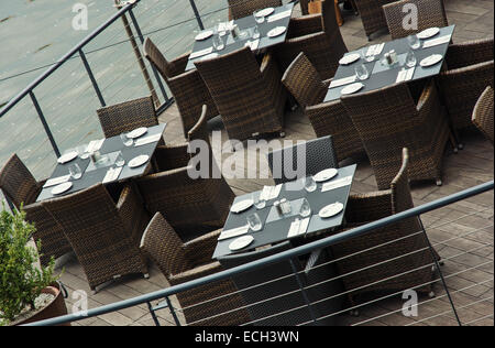 Verlegt und Set Tische im Restaurant am Pier. Dienstleistungen-Thema. Stockfoto