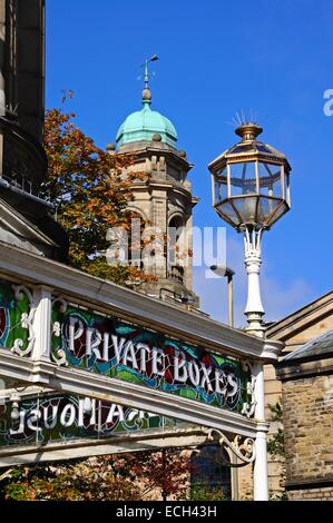 Glasmalerei Private Boxen anmelden, eine schmiedeeiserne Rahmen auf der Vorderseite des Opernhauses, Buxton, Derbyshire, England, UK. Stockfoto