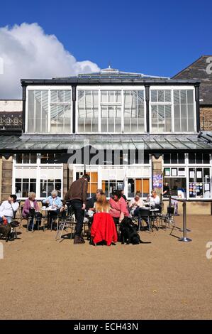 Straßencafé in Pavilion Gardens, Buxton, Derbyshire, England, UK, Westeuropa. Stockfoto