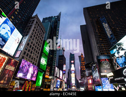 Neon-Schilder, Werbung am Times Square, der Kreuzung von Broadway und Seventh Avenue, Manhattan, New York, Vereinigte Staaten Stockfoto