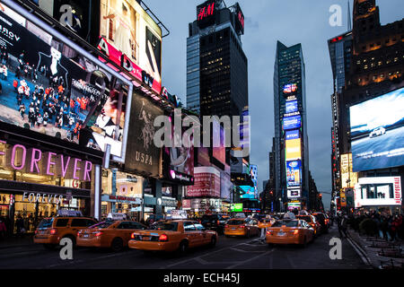 Gelben Taxis am Times Square, der Kreuzung von Broadway und Seventh Avenue, Manhattan, New York, Vereinigte Staaten Stockfoto