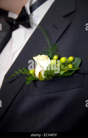 Hochzeit Knopfloch mit Rose am mans suite Stockfoto