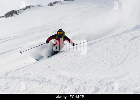 Abfahrt auf Skiern von Kavriktinden, Lyngsalpene, Lyngen, Troms, Norwegen Stockfoto