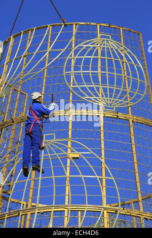 Christmas Tree gebaut, Plaza De La Puerta del Sol, Madrid, Spanien Stockfoto