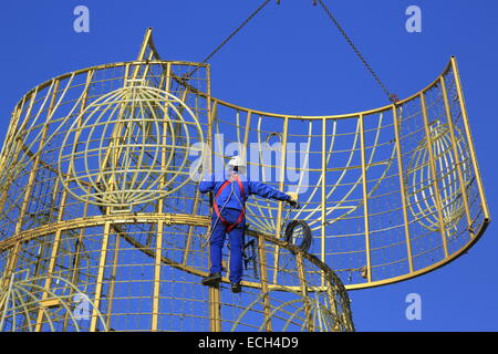 Christmas Tree gebaut, Plaza De La Puerta del Sol, Madrid, Spanien Stockfoto