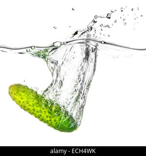 grüne Gurke fiel ins Wasser isoliert auf weiss Stockfoto