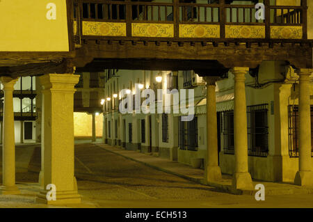 Hauptplatz, 17. Jahrhundert, in der Abenddämmerung, Tembleque, Provinz Toledo, Castilla La Mancha, Spanien, Europa Stockfoto