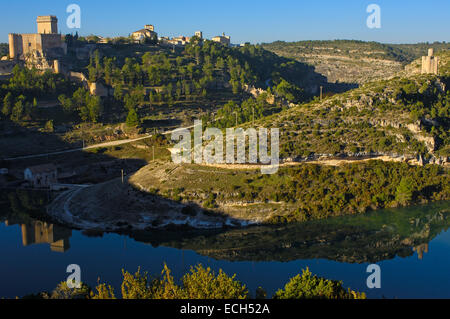 Der Alarconcillos Turm und Marques de Villena Burg, jetzt Parador Nacional, ein staatliches Hotel, Alarcon, Provinz Cuenca Stockfoto