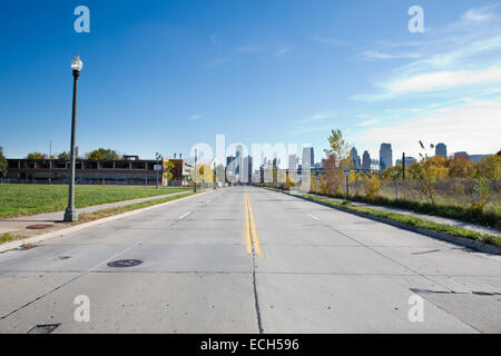 Stehend auf Pinsel St. Blick zum Renaissance Center, Ford Field & Comerica Park, Detroit, Michigan, USA. 23. Oktober 2014. Stockfoto