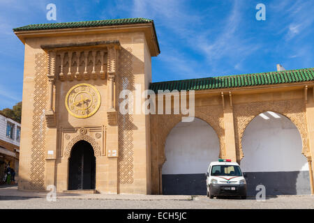 Tanger, Marokko - 23. März 2014: Polizei-Auto steht in der Nähe der Fassade von Sidi Bou Abib Moschee in Tanger, Marokko Stockfoto