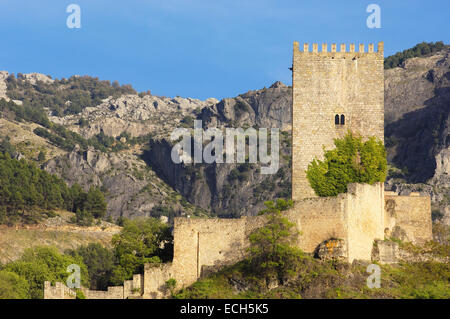 Yedra Burg in Cazorla Dorf, Sierra de Cazorla Segura y Las Villas Naturpark, Provinz von Jaén, Andalusien, Spanien, Europa Stockfoto