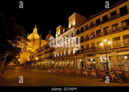 Hauptplatz, Plaza Mayor und der Kathedrale in der Nacht, Segovia, Castilla-León, Spanien, Europa Stockfoto