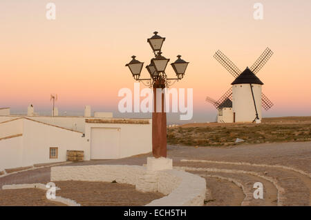 Windmühlen, Campo de Criptana, Ciudad Real Provinz, Ruta de Don Quijote, Castilla-La Mancha, Spanien, Europa Stockfoto
