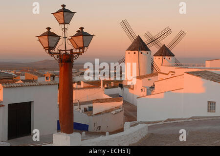 Windmühlen, Campo de Criptana, Ciudad Real Provinz, Ruta de Don Quijote, Castilla-La Mancha, Spanien, Europa Stockfoto