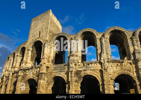 Römische Amphitheater Les Arènes, Arles, Bouches du Rhone, Provence, Frankreich, Europa Stockfoto