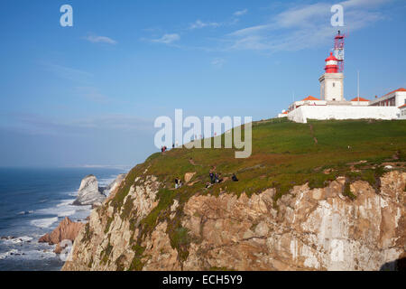 Touristen auf den Klippen, Leuchtturm, der westlichste Punkt des europäischen Kontinents, Cabo da Roca, Sintra, Portugal Stockfoto