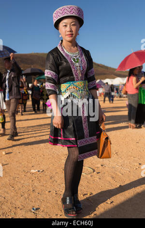 Junge Frau gekleidet in traditionellen Hmong Kostüm, Hmong Silvester Feier, Phonsavan, Xiangkhouang, Laos Stockfoto