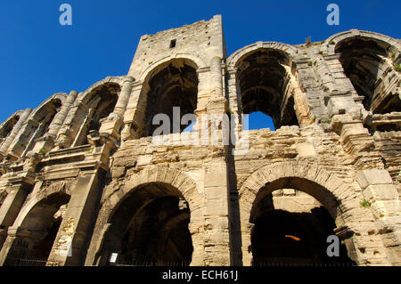 Römische Amphitheater Les Arènes, Arles, Bouches du Rhone, Provence, Frankreich, Europa Stockfoto