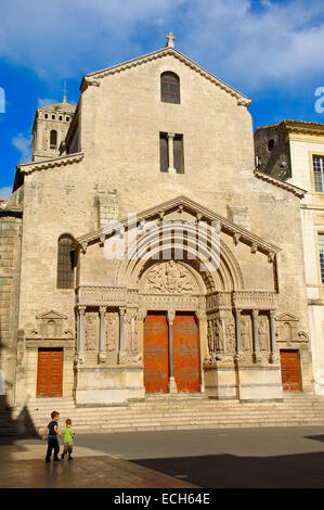 Saint-Trophime Kathedrale am Place De La République, Arles, Bouches-du-Rhône, Provence, Frankreich Stockfoto