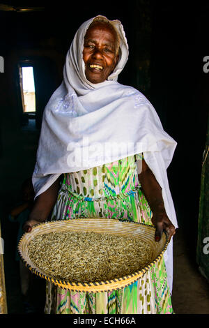 Freundlichen alten Frau mit einem Korb von Mais in der Nähe von Keren, Eritrea Stockfoto