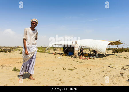 Arbeitslose Mann stand vor seinem Zelt in der Wüste um Massaua, Eritrea Stockfoto