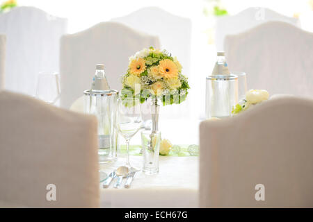 Brautstrauß auf Hochzeitstisch, Tisch-Dekoration Stockfoto