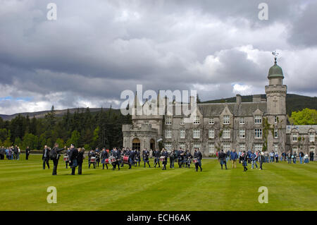 Die Grampian Polizei Pipe Band im Balmoral Castle, Aberdeenshire, Schottland, Vereinigtes Königreich, Europa Stockfoto