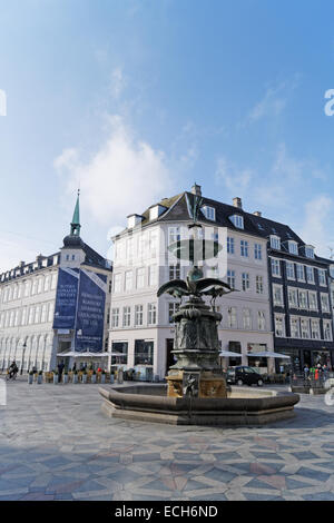 Kopenhagen, Dänemark - März 2014: Storkespringvandet (Storch Brunnen) am Amagertorv (Amager Square) in Kopenhagen Stockfoto