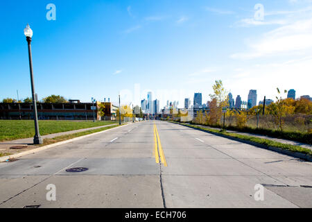 Stehend auf Pinsel St. Blick zum Renaissance Center, Ford Field & Comerica Park, Detroit, Michigan, USA. 23. Oktober 2014. Stockfoto